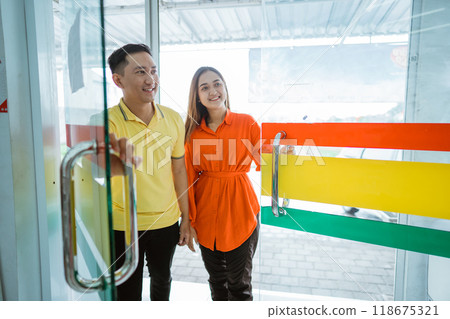 Asian husband and wife couple coming to the supermarket Asian husband and wife couple coming to the supermarket 118675321