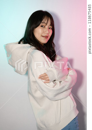 身穿白色連帽衫的年輕女子的肖像 118675485