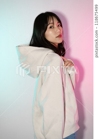 身穿白色連帽衫的年輕女子的肖像 118675499