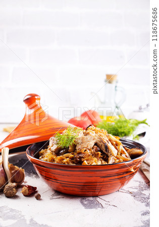 stew cabbage with fried meat 118675686