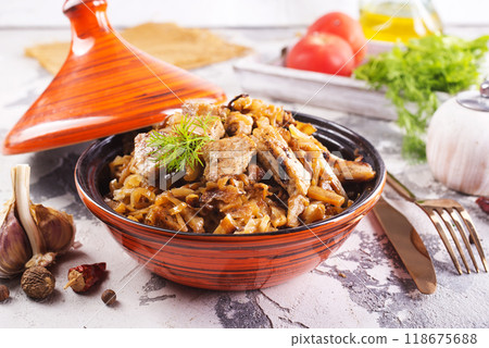 stew cabbage with fried meat 118675688