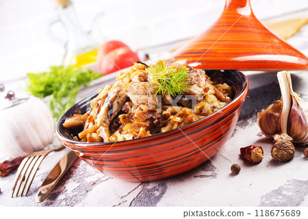 stew cabbage with fried meat 118675689