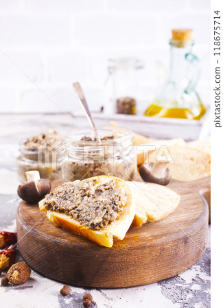 Rustic Toast bread with garlic, mushrooms and herbs Rustic Toast bread with garlic, mushrooms and herbs 118675714