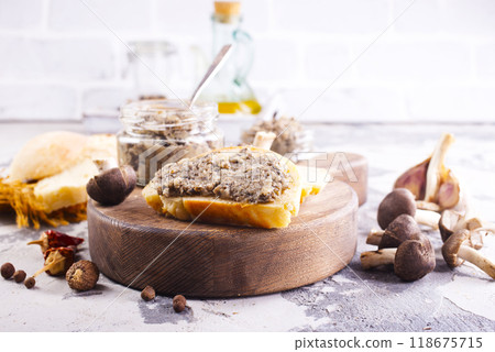 Rustic Toast bread with garlic, mushrooms and herbs 118675715