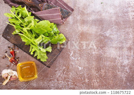 Fresh arugula leaves, rucola on wooden board 118675722