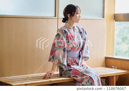 A woman in a yukata on a chair 118676087