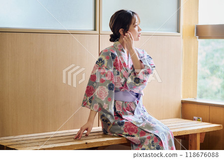 A woman in a yukata on a chair 118676088