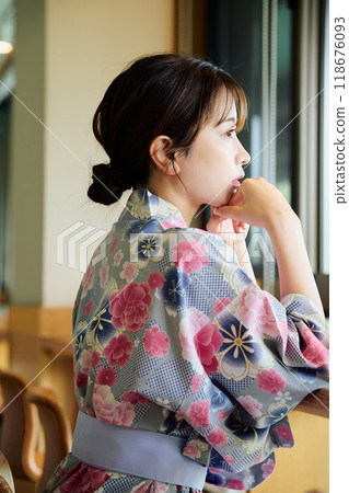 一個yukata的一名婦女在椅子 118676093