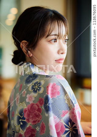 一個yukata的一名婦女在椅子 118676095