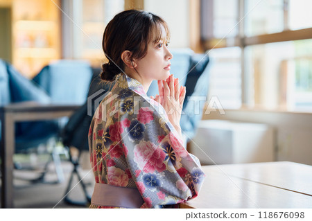 一個yukata的一名婦女在椅子 一個yukata的一名婦女在椅子 118676098