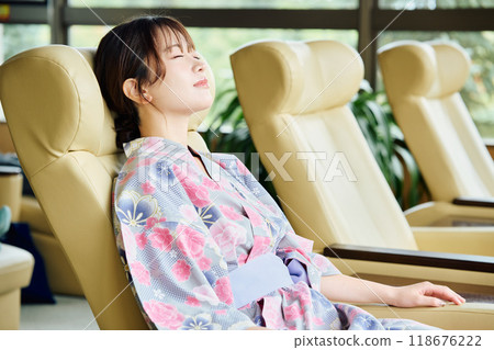 放鬆在旅館的婦女 放鬆在旅館的婦女 118676222