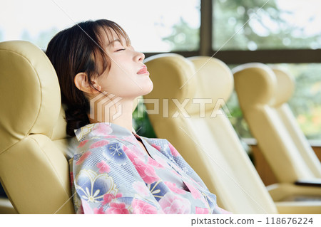 放鬆在旅館的婦女 放鬆在旅館的婦女 118676224