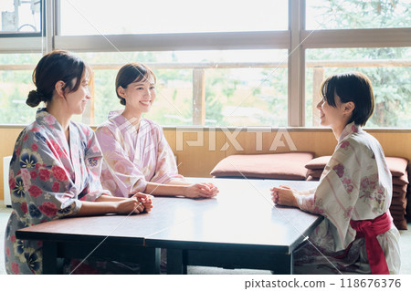 Women conversing at an inn 118676376