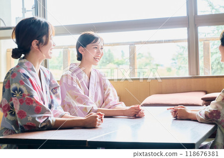 Women conversing at an inn 118676381