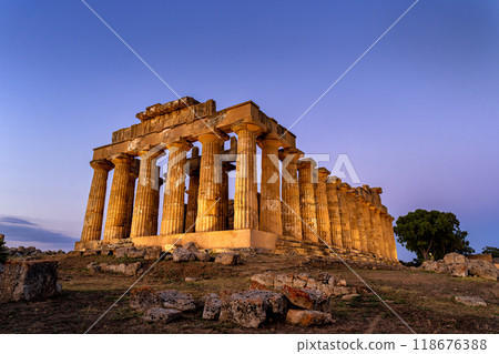 The Temple of Selinunte lit up at dusk 118676388