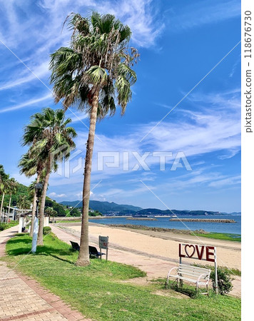 Miyazaki beach where palm trees stand out against the blue sky (Kira Waikiki Beach/Nishio City, Aichi Prefecture) Miyazaki beach where palm trees stand out against the blue sky (Kira Waikiki Beach/Nishio City, Aichi Prefecture) 118676730