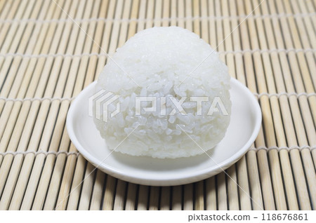 每一粒米都閃閃發光。飯糰 118676861