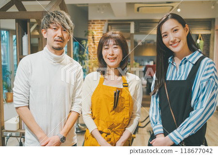 理髮師 美髮師 美女藝術家 118677042