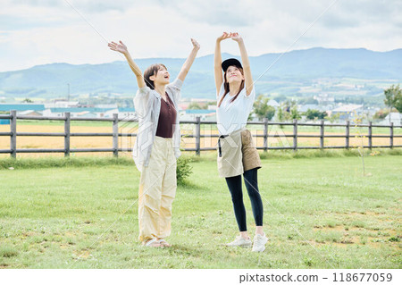 來到戶外露營地的女性 118677059