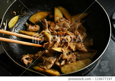 用茄子和豬肉炒的味噌 用茄子和豬肉炒的味噌 118677197