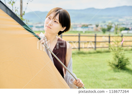 組裝帳篷的女人 118677264