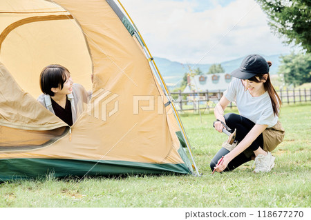 組裝帳篷的女人 118677270