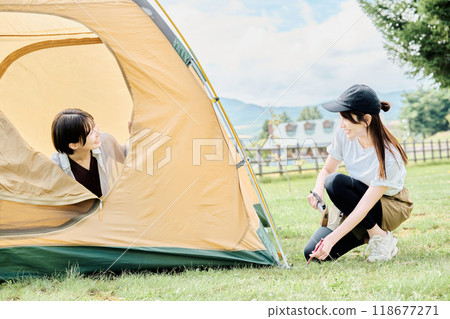Woman assembling a tent 118677271