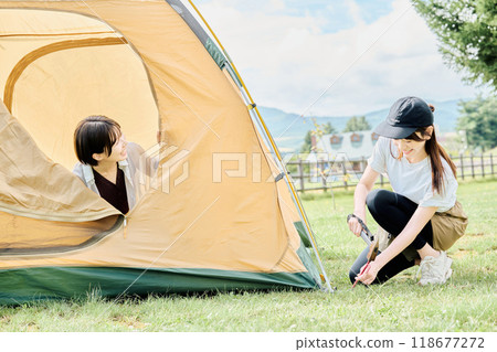 組裝帳篷的女人 組裝帳篷的女人 118677272