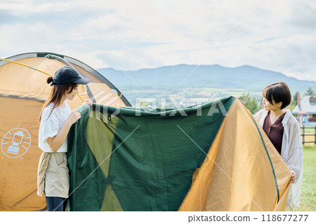 組裝帳篷的女人 118677277