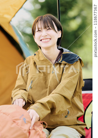 一個女人在大自然中露營 118677367