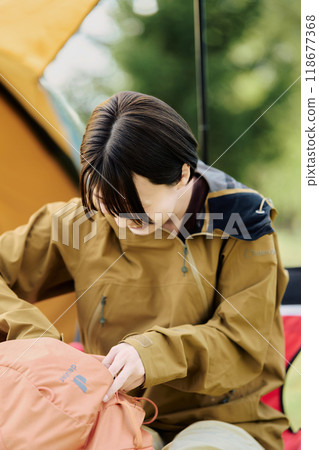 一個女人在大自然中露營 118677368