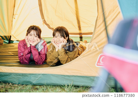 Women camping in the wilderness 118677380