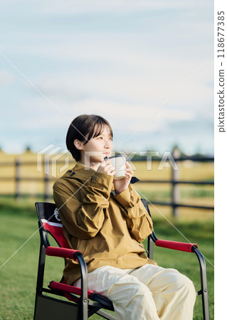 一個女人在大自然中露營 118677385