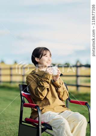 一個女人在大自然中露營 118677386