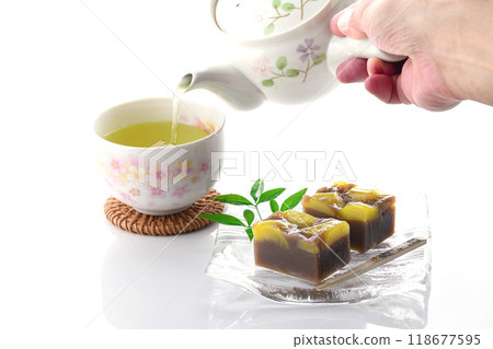 Yokan (steamed chestnut yokan) served on a glass plate on a white background 118677595