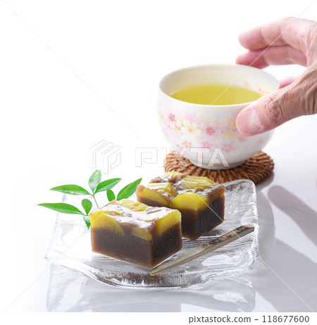 Yokan (steamed chestnut yokan) served on a glass plate on a white background 118677600