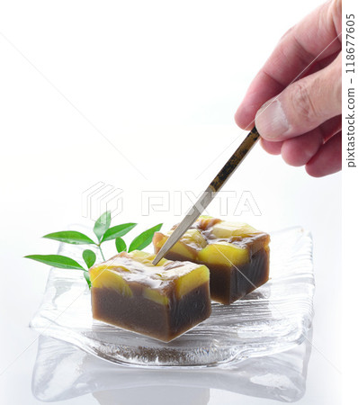 玻璃板上的羊羹（栗子蒸羊羹），白色背景 118677605