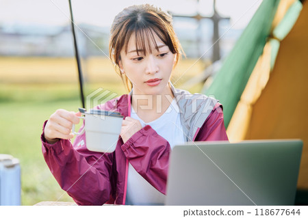 一名婦女在露營地工作 118677644