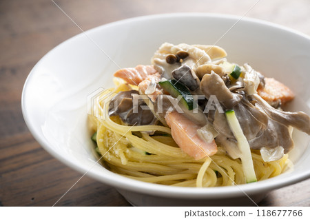 三文魚和蘑菇奶油意大利面 118677766