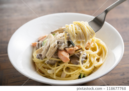 三文魚和蘑菇奶油意大利面 118677768