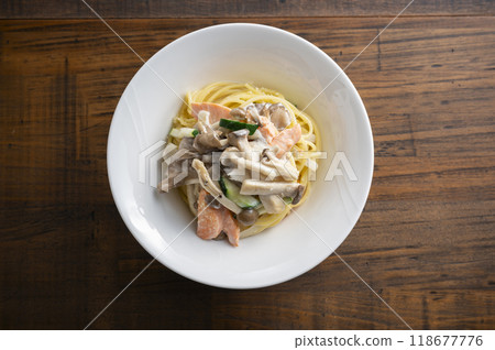 三文魚和蘑菇奶油意大利面 118677776