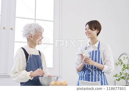 在廚房做飯的父母 118677801