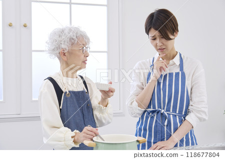 婆婆檢查妻子做飯的狀況 118677804