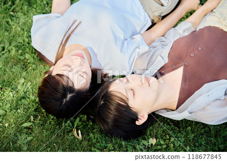 躺在草坪上的女人 118677845