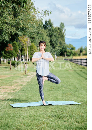 woman doing yoga in nature 118677963