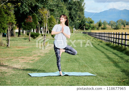 woman doing yoga in nature 118677965