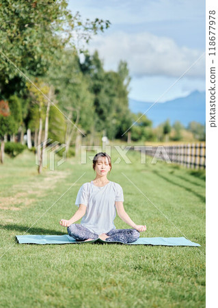 woman doing yoga in nature 118677978