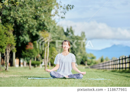 woman doing yoga in nature 118677981