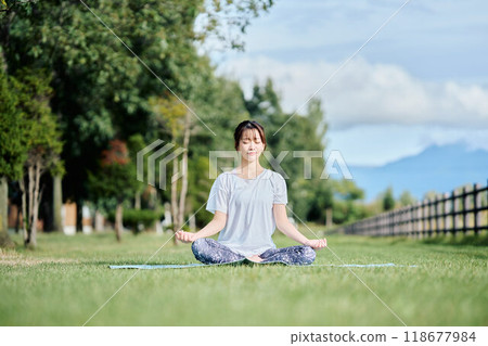 woman doing yoga in nature 118677984
