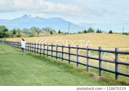 Woman jogging in nature 118678139